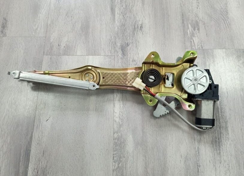 Geely MK Ön Cam Krikosu Sağ